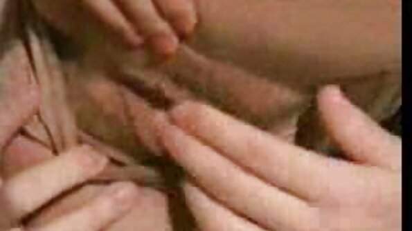 Sød pige med langt hår bliver tilfældig og puklet af en herre