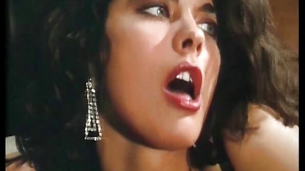 Latina rengøringsdame sutter sin store pik på badeværelset