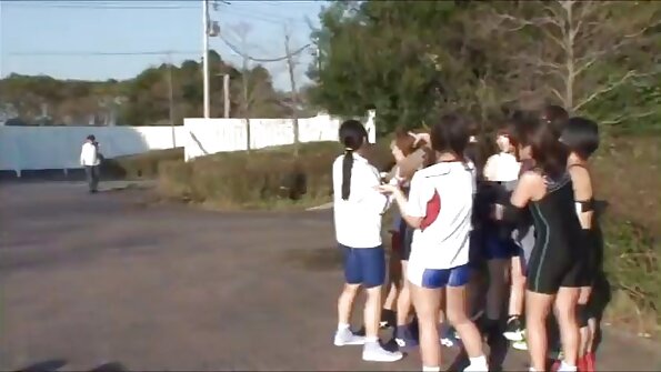 Fin røv brunette får sin røv smækket, mens hun bliver puklet