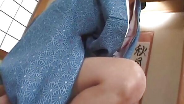 Nøgne pinup-piger spiser snatch i en sensuel trekant