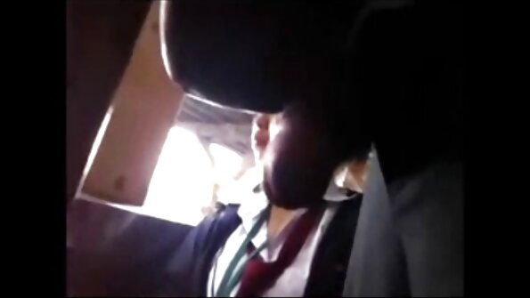 Fantastisk chick med en våd krop er oven på en fyr på massagebordet